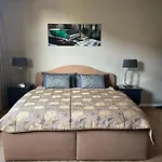 Apartamento Mit 3 Sz, Direkte Innenstadtlage, Südterrasse, Parkplatz Auf Dem Eigenem Privatgrundstück, 2x E-bike Und E-autoladesäule Inklusive, Konzertkirche, Schauspielhaus, Fh, Jahnsportforum Sowie Der Tollensesee Sind Fußläufig In Ein Paar Minuten Erreic *