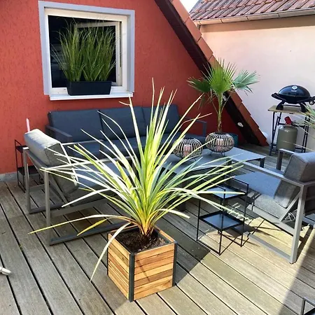 Mit 3 Sz, Direkte Innenstadtlage, Suedterrasse, Parkplatz Auf Dem Eigenem Privatgrundstueck, 2x E-bike Und E-autoladesaeule Inklusive, Konzertkirche, Schauspielhaus, Fh, Jahnsportforum Sowie Der Tollensesee Sind Fusslaeufig In Ein Paar Minuten E Apartman *