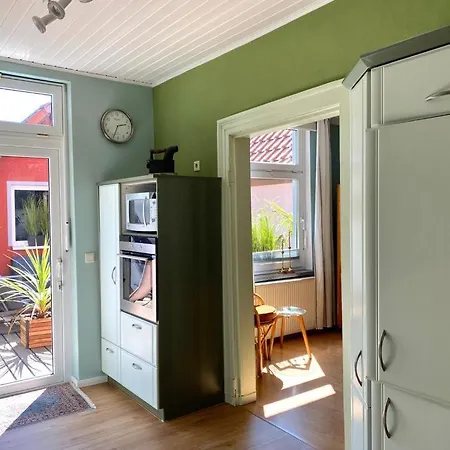 Mit 3 Sz, Direkte Innenstadtlage, Suedterrasse, Parkplatz Auf Dem Eigenem Privatgrundstueck, 2x E-bike Und E-autoladesaeule Inklusive, Konzertkirche, Schauspielhaus, Fh, Jahnsportforum Sowie Der Tollensesee Sind Fusslaeufig In Ein Paar Minuten E * Neubrandenburg