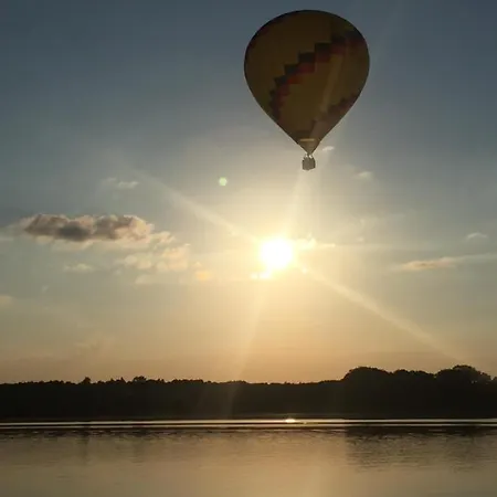 Mit 3 Sz, Direkte Innenstadtlage, Suedterrasse, Parkplatz Auf Dem Eigenem Privatgrundstueck, 2x E-bike Und E-autoladesaeule Inklusive, Konzertkirche, Schauspielhaus, Fh, Jahnsportforum Sowie Der Tollensesee Sind Fusslaeufig In Ein Paar Minuten E *
