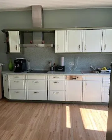 Mit 3 Sz, Direkte Innenstadtlage, Suedterrasse, Parkplatz Auf Dem Eigenem Privatgrundstueck, 2x E-bike Und E-autoladesaeule Inklusive, Konzertkirche, Schauspielhaus, Fh, Jahnsportforum Sowie Der Tollensesee Sind Fusslaeufig In Ein Paar Minuten E Apartman