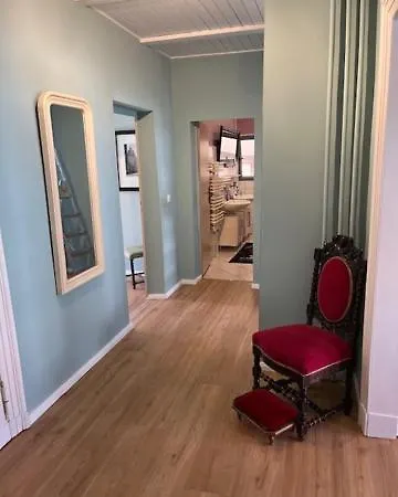 Apartman Mit 3 Sz, Direkte Innenstadtlage, Suedterrasse, Parkplatz Auf Dem Eigenem Privatgrundstueck, 2x E-bike Und E-autoladesaeule Inklusive, Konzertkirche, Schauspielhaus, Fh, Jahnsportforum Sowie Der Tollensesee Sind Fusslaeufig In Ein Paar Minuten E Neubrandenburg