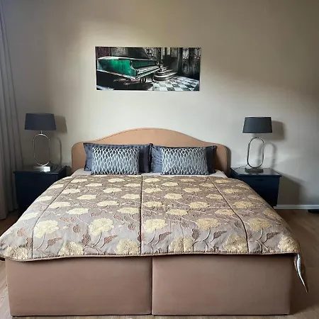 Apartman Mit 3 Sz, Direkte Innenstadtlage, Suedterrasse, Parkplatz Auf Dem Eigenem Privatgrundstueck, 2x E-bike Und E-autoladesaeule Inklusive, Konzertkirche, Schauspielhaus, Fh, Jahnsportforum Sowie Der Tollensesee Sind Fusslaeufig In Ein Paar Minuten E *