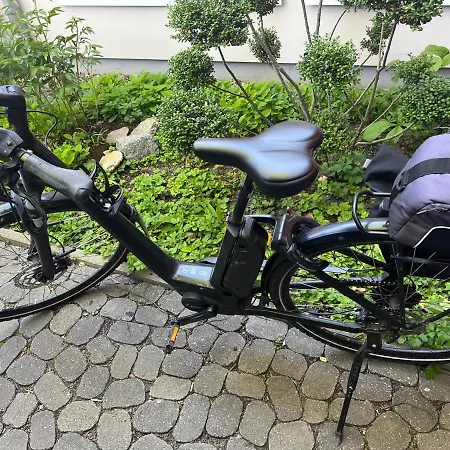 Mit 3 Sz, Direkte Innenstadtlage, Suedterrasse, Parkplatz Auf Dem Eigenem Privatgrundstueck, 2x E-bike Und E-autoladesaeule Inklusive, Konzertkirche, Schauspielhaus, Fh, Jahnsportforum Sowie Der Tollensesee Sind Fusslaeufig In Ein Paar Minuten E Apartmán *