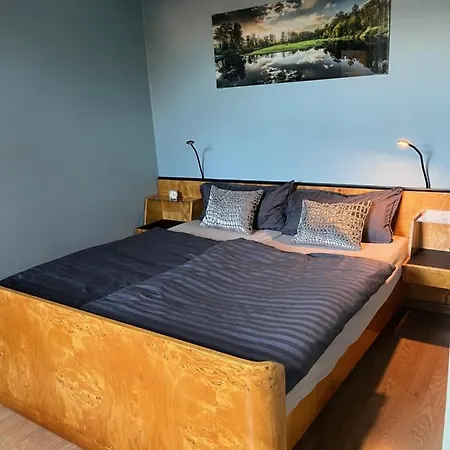 Mit 3 Sz, Direkte Innenstadtlage, Suedterrasse, Parkplatz Auf Dem Eigenem Privatgrundstueck, 2x E-bike Und E-autoladesaeule Inklusive, Konzertkirche, Schauspielhaus, Fh, Jahnsportforum Sowie Der Tollensesee Sind Fusslaeufig In Ein Paar Minuten E Apartman *