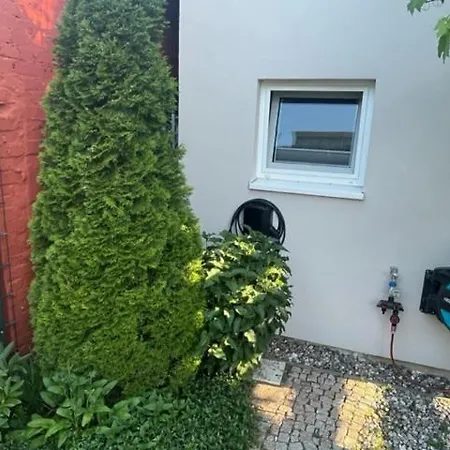 Mit 3 Sz, Direkte Innenstadtlage, Suedterrasse, Parkplatz Auf Dem Eigenem Privatgrundstueck, 2x E-bike Und E-autoladesaeule Inklusive, Konzertkirche, Schauspielhaus, Fh, Jahnsportforum Sowie Der Tollensesee Sind Fusslaeufig In Ein Paar Minuten E Apartman