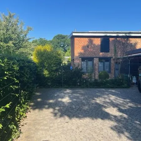Mit 3 Sz, Direkte Innenstadtlage, Suedterrasse, Parkplatz Auf Dem Eigenem Privatgrundstueck, 2x E-bike Und E-autoladesaeule Inklusive, Konzertkirche, Schauspielhaus, Fh, Jahnsportforum Sowie Der Tollensesee Sind Fusslaeufig In Ein Paar Minuten E Apartmán